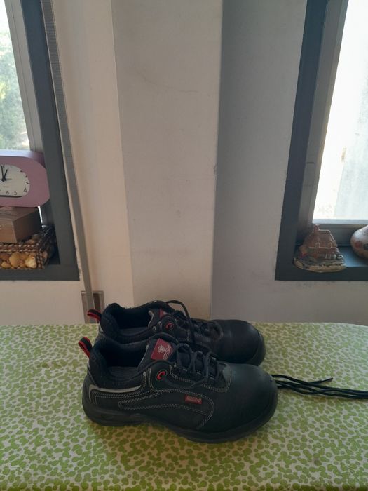 Vendo Sapatos de Senhor muito bonitos em bom estado são de Biqueira de Aço