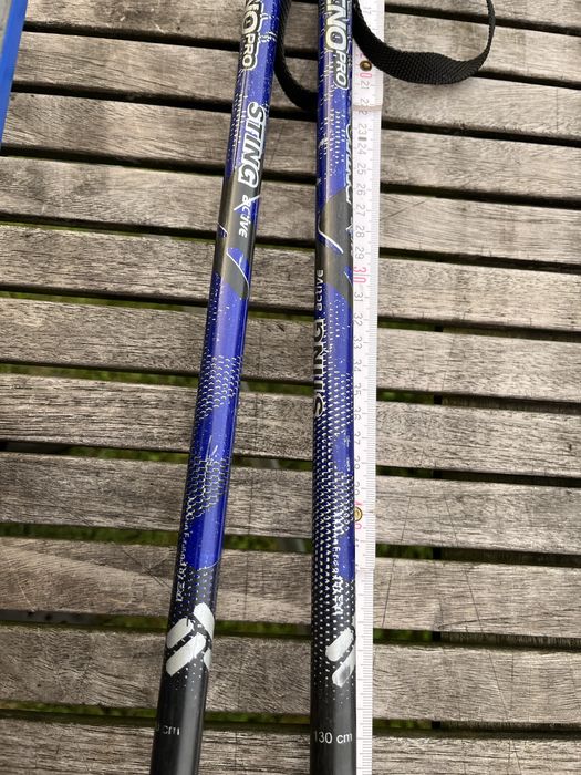 Zestaw narty biegowe, kijki, buty i pokrowiec.