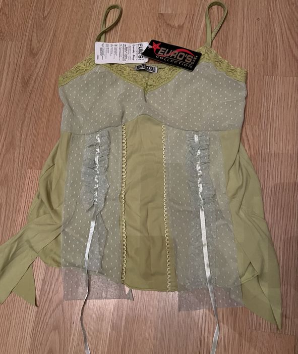 Зеленый топик с украшениями