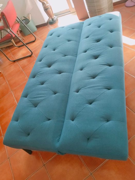 Sofá-cama azul, três lugares, semi-novo.