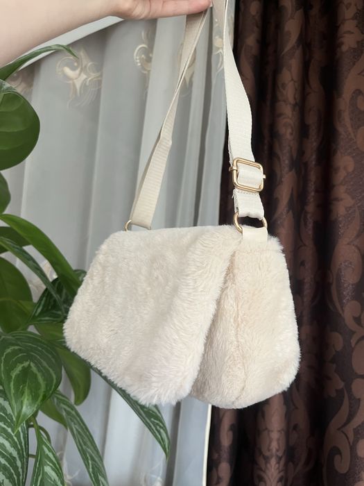 Пухнаста біла сумочка