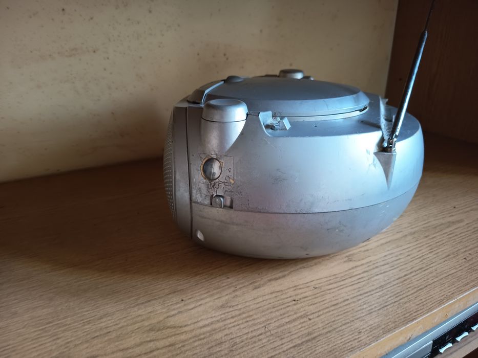 Radiomagnetofon z CD.