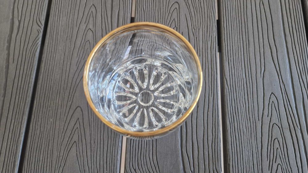 Copo de vidro vintage com risca dourada