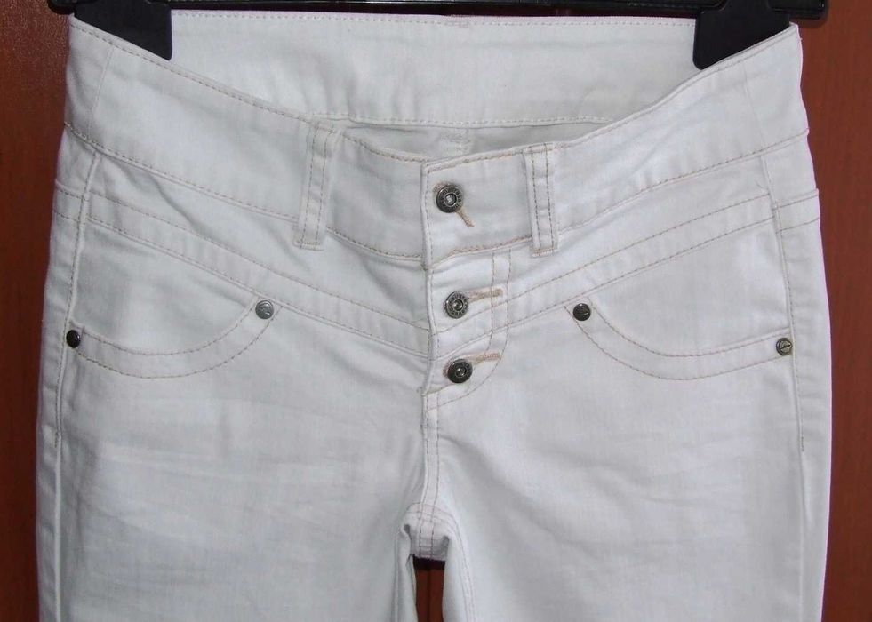 Spodnie jeansy białe bermudy capri mankiety z zamkami 36 Melrose
