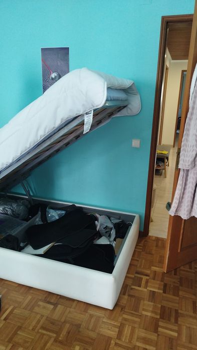 Cama solteiro com compartimento