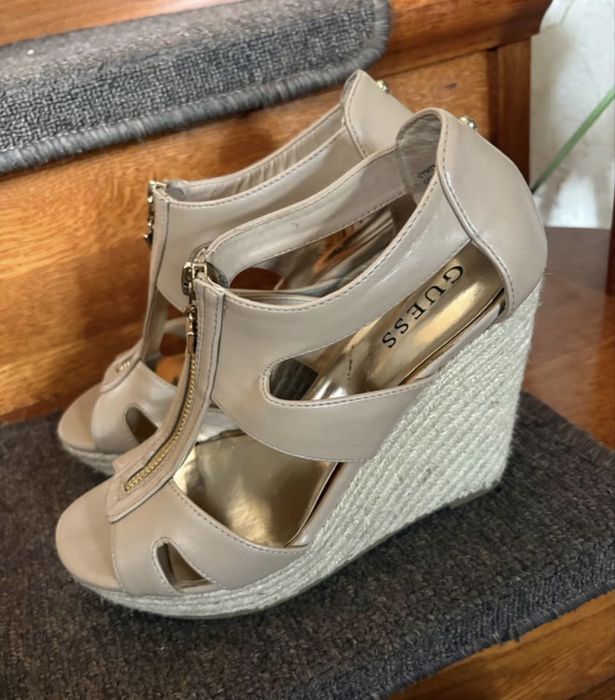 Beżowe buty na koturnie GUESS rozmiar 38, stan bardzo dobry