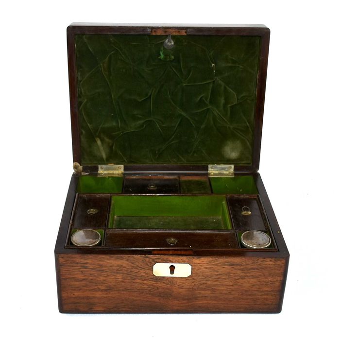 Escritório de viagem Inglês em pau-santo início séc. XIX com embutidos