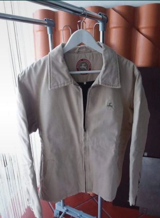 Blazer e jaqueta beje.