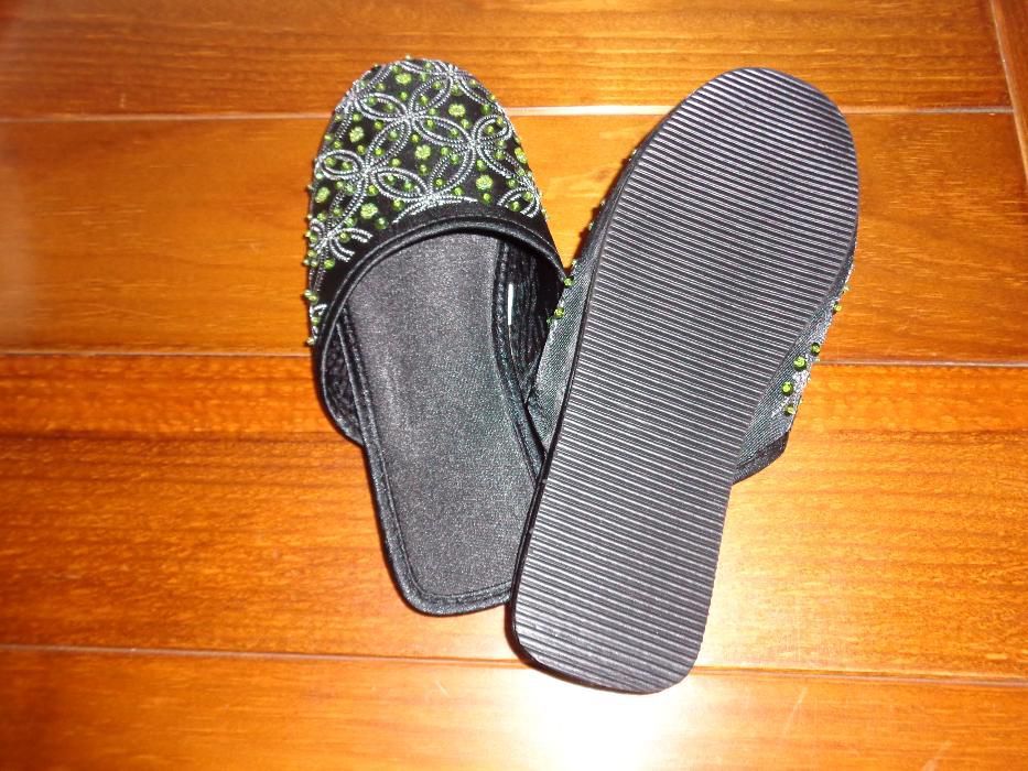 Chinelos de quarto bordados a miçangas