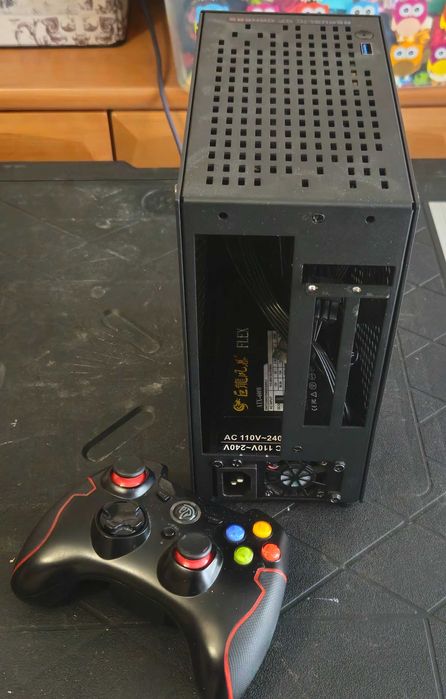 Obudowa mini ITX z zasilaczem i chlodzeniem