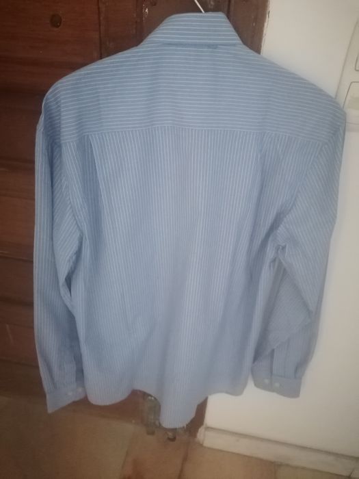 Camisa azul com riscas brancas