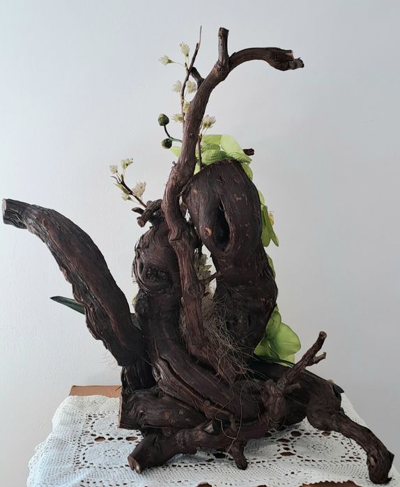 Arranjo floral, com orquídeas em tecido e troncos madeira , 50cm altur