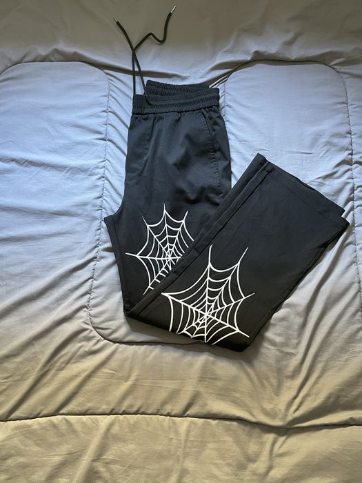 Calças pretas com desenho de aranha