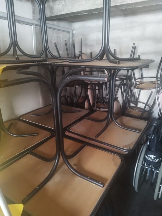 Mesas e cadeiras