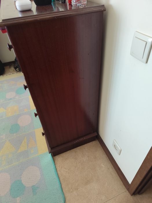 Cômoda com 4 gavetas em excelente estado. Retirada em Gaia.