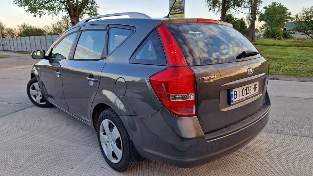 Автомобиль Kia Cee'd универсал 2009 рік