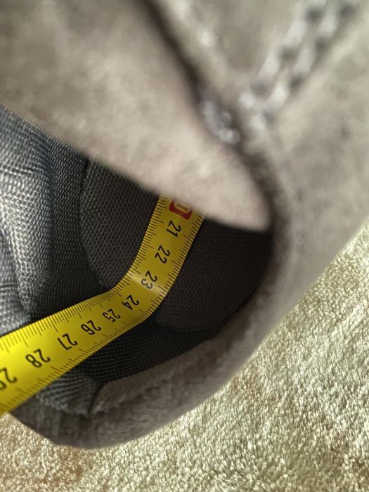 Жіночі кросівки.