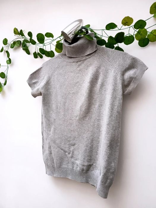 T-shirt Cinzenta Clara com Gola
