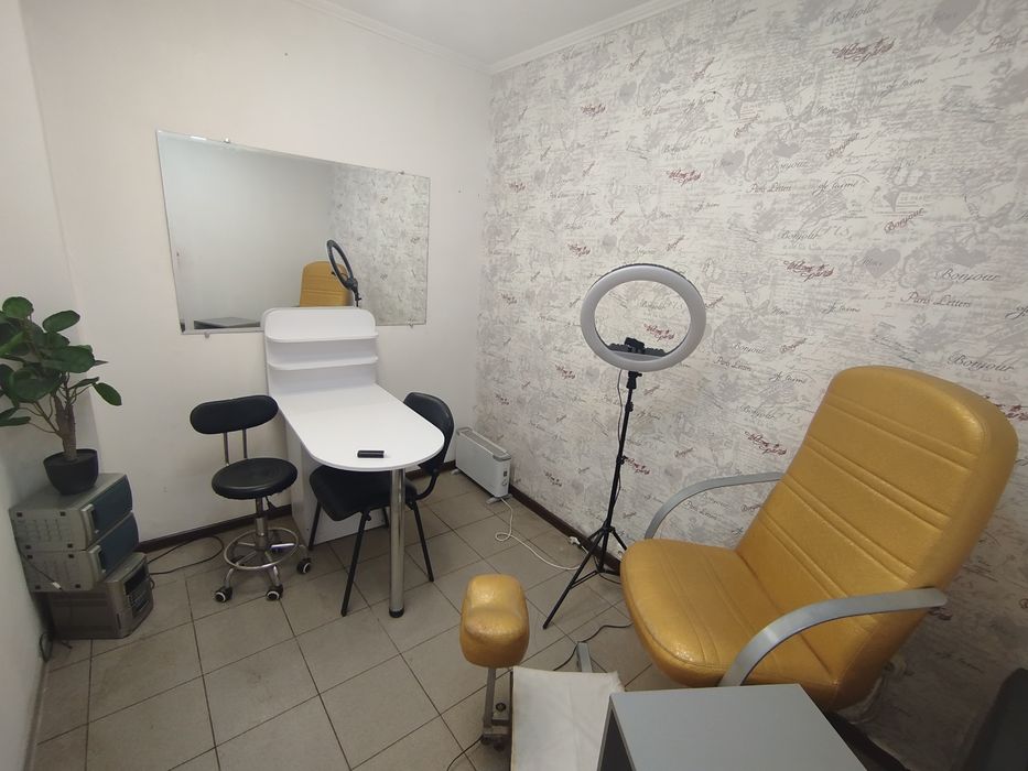 Здається два кабінета в центрі міста