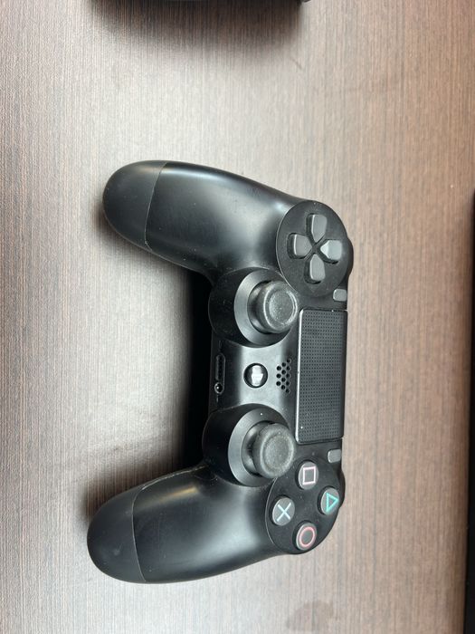 PS4 Original + 2 Comandos – Excelente Estado / Praticamente Nova
