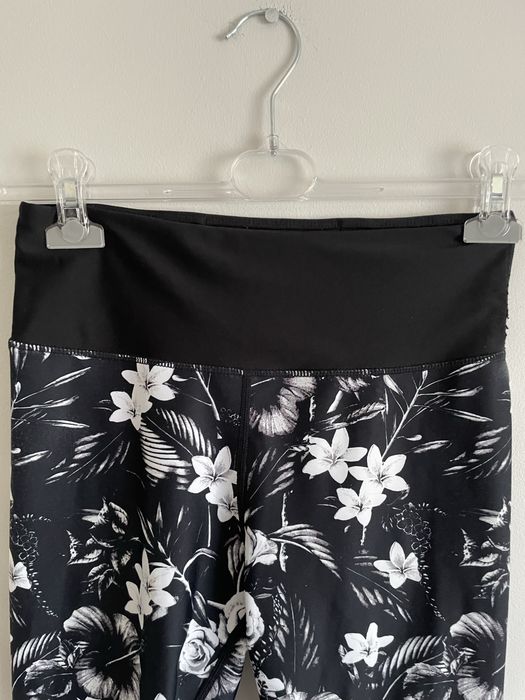Sportowe legginsy w kwiatki r.S