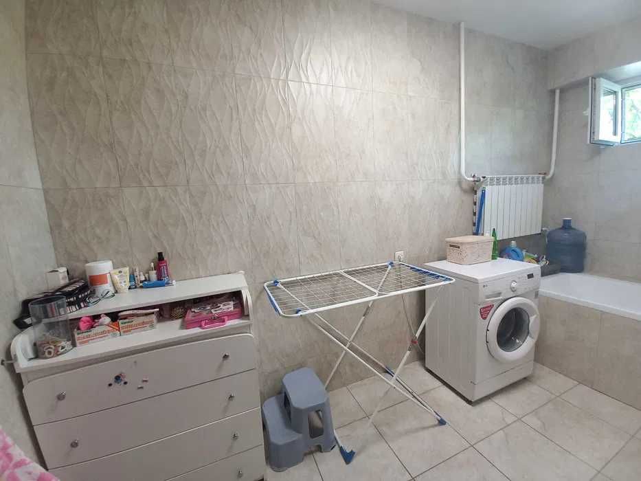 (13)Продам просторий 2-поверховий будинок в центрі с. Молодіжне.