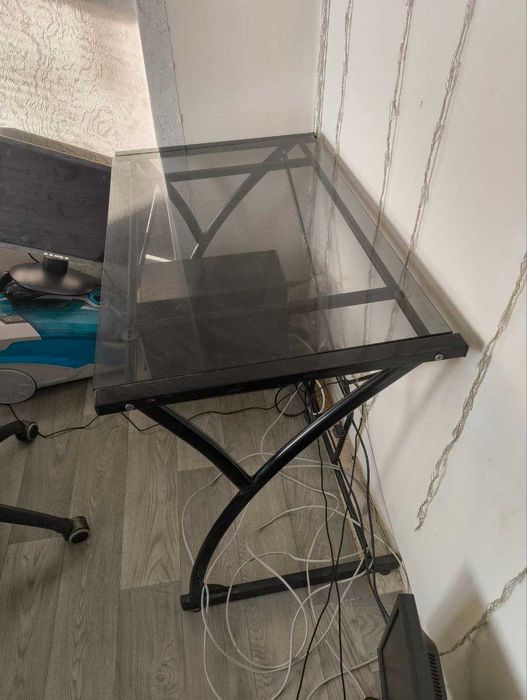 Стол компьютерный ( стеклянный )