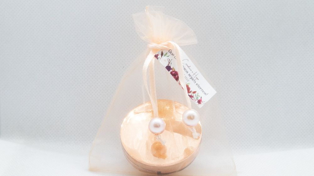 Brindes 19 unidades - Bálsamo Labial com espelho e saco em organza