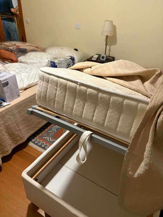 2 cama solteiro (sommier) com arrumação.