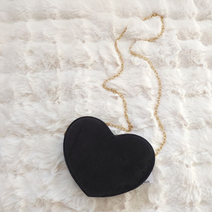 Torebka czarna serce na łańcuszku aksamitna