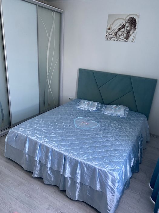 Атласне покривало накидка на двохспальне ліжко