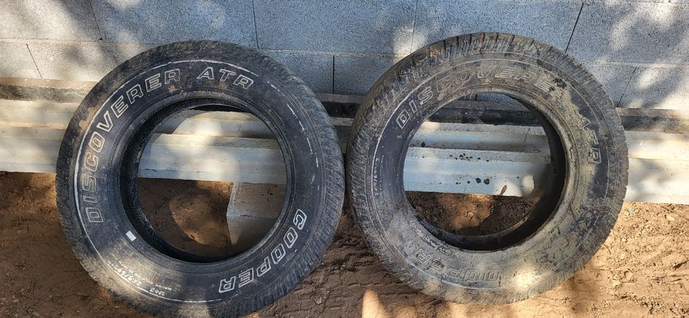 Vendo 2 pneus para jipe