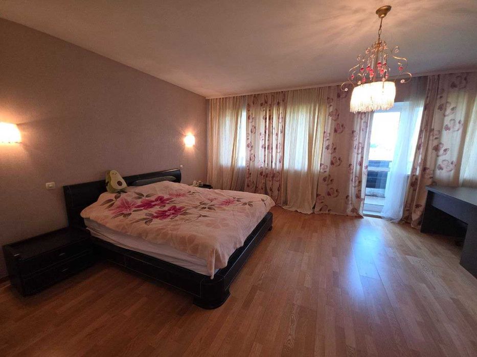 Продається сучасний будинок у Дергачах, район стадіону.