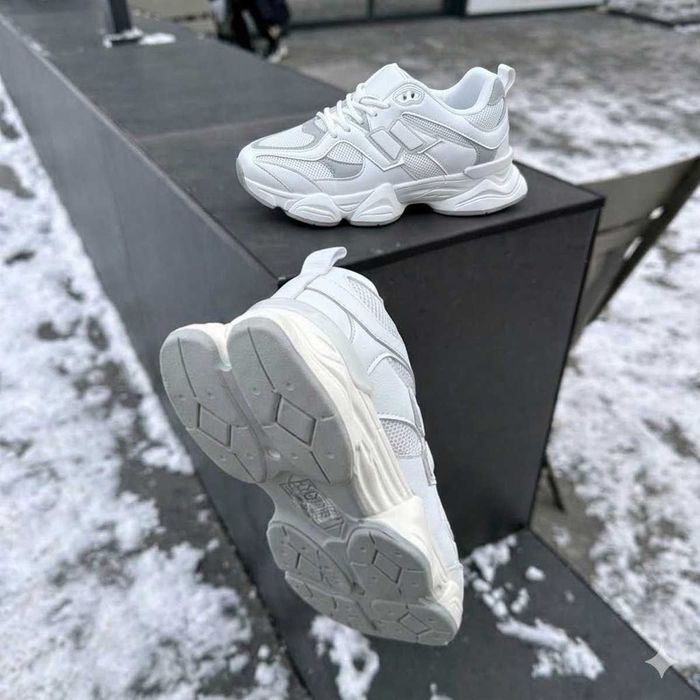 Жіночі кросівки білі стильні