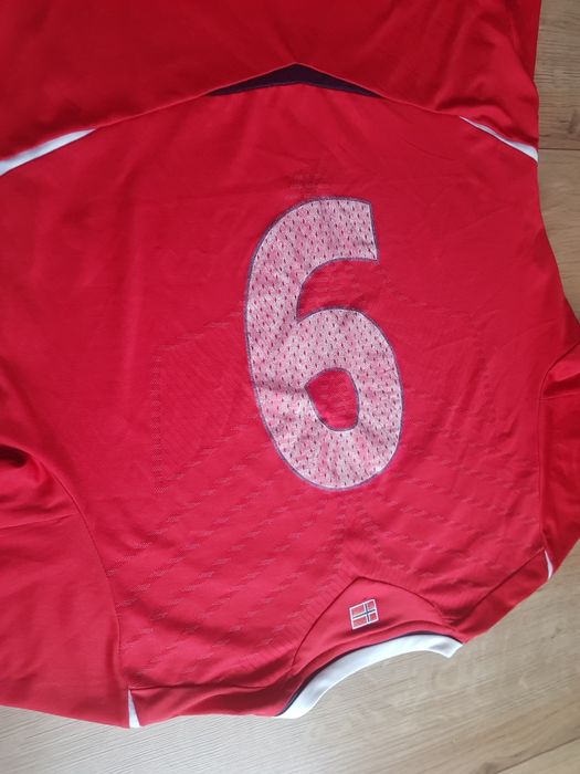 Koszulka sportowa piłkarska męska marki Umbro rozmiar M/L.