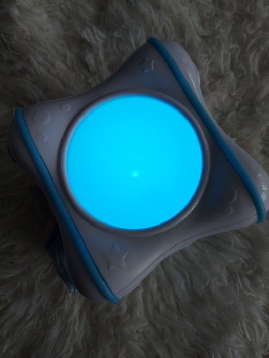 Tęczowa kostka projektor Chicco