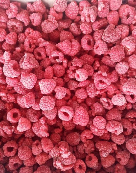 Малина свіжозбирана та заморожена.