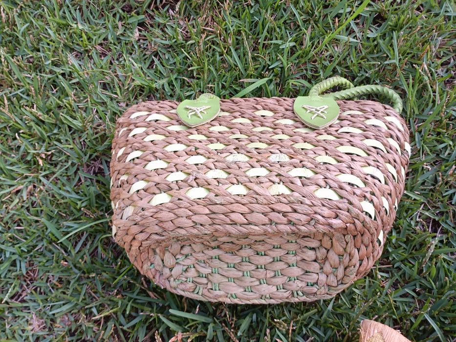 três modelos de bolsas/malas artesanais feitas com materiais naturais (palha, junco ou palma entrançada).