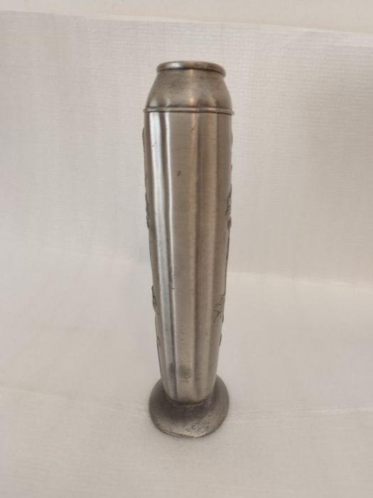 Vendo Jarra em estanho gravada em relevo