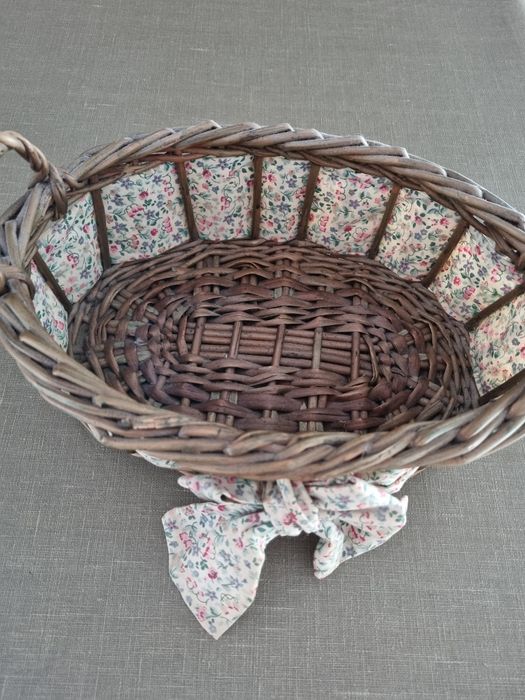 Cesta em vime com faixa em tecido