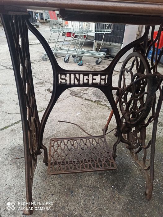 Antyczna maszyna do szycia Singer – kompletna, na żeliwnym stojaku