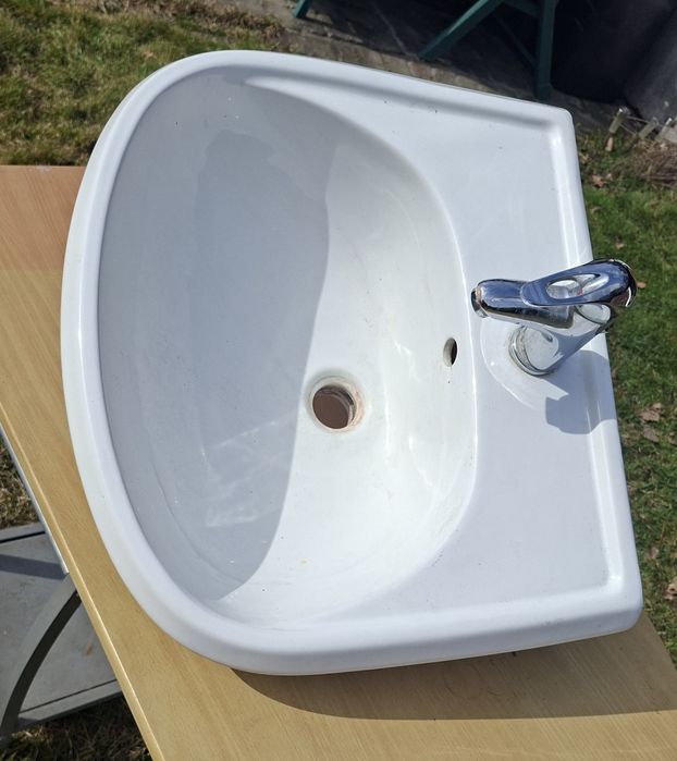 Umywalka z  baterią