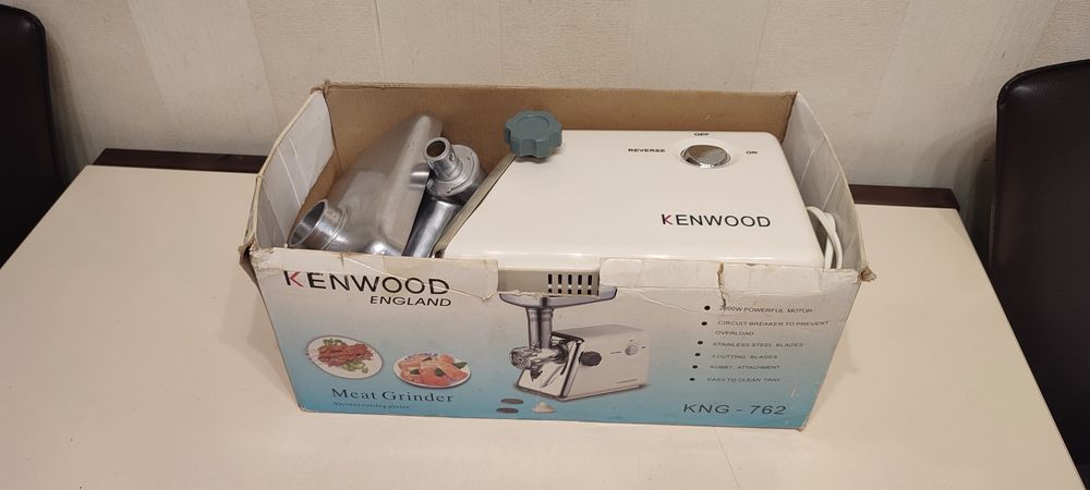 Потужна електрична м'ясорубка Kenwood KNG 762