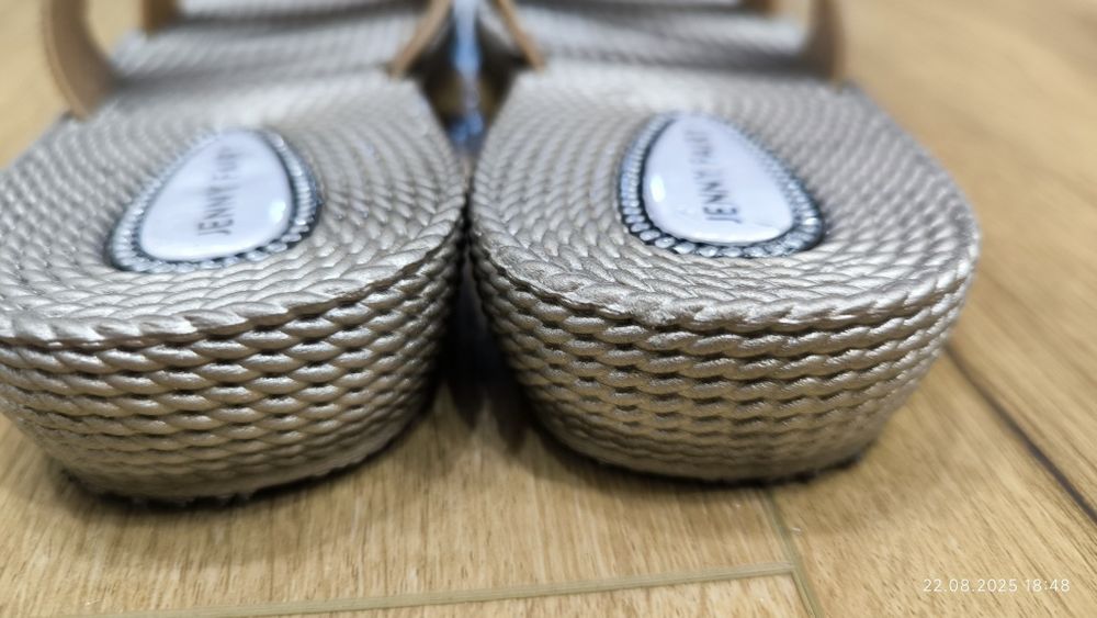 Połyskujące klapki na szerszą stopę, roz. 39