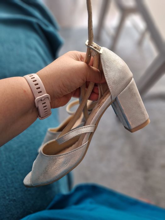 Buty skórzane/sandaly rozm. 37 srebrne na obcasie typu klocek