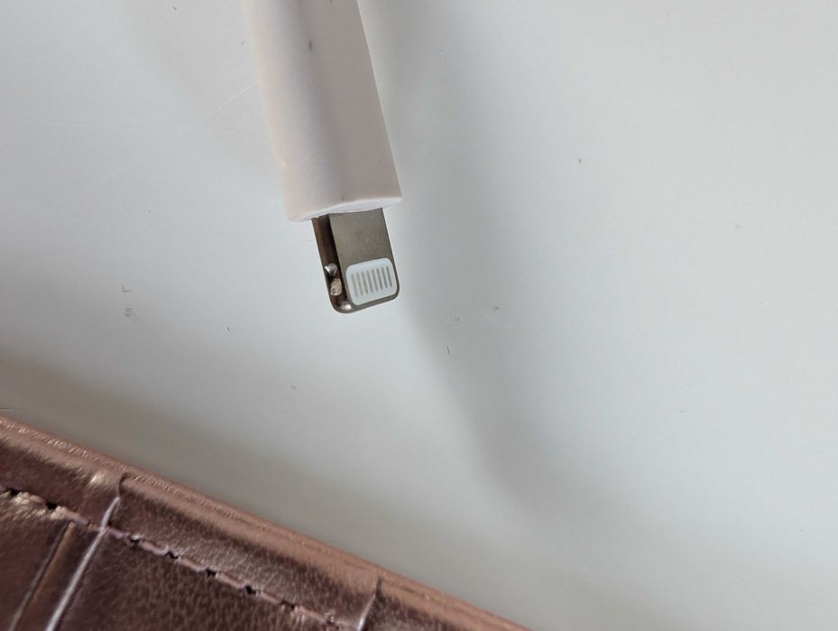 Etui iPhone 12 Pro i kabel do ładowania różowy