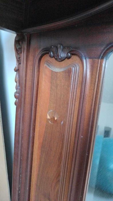 Espelho com moldura em madeira