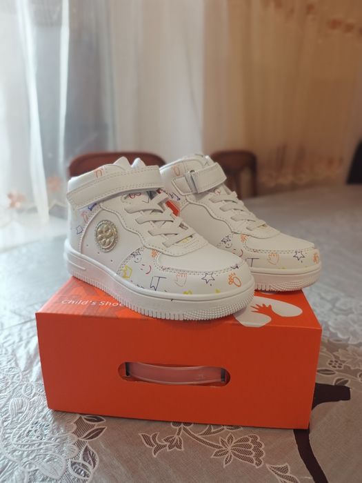 Хайтопи для дівчинки є розміри 30