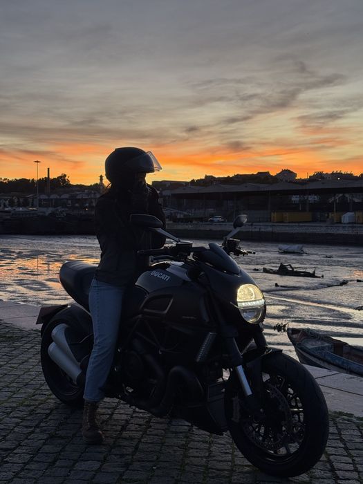 Ducati Diavel 1200 black muitos extras