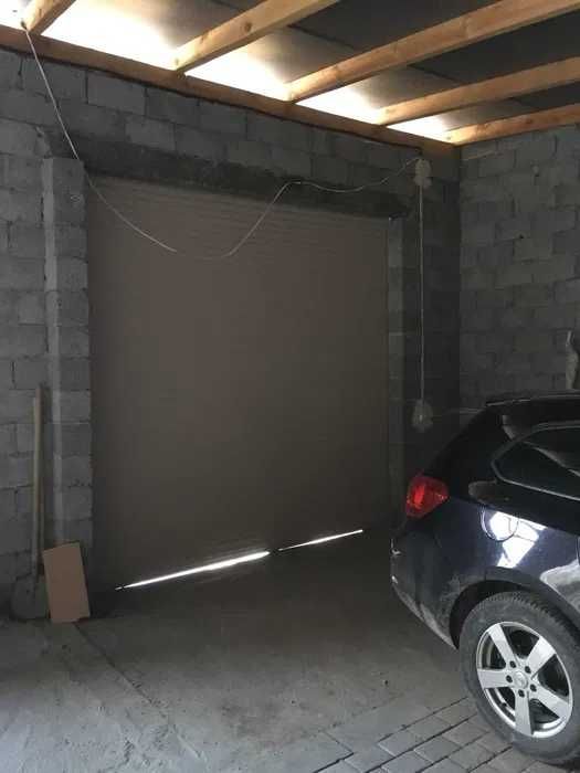 Автоматичні ролетні економ ворота в гараж і повноцінні секційні ворота